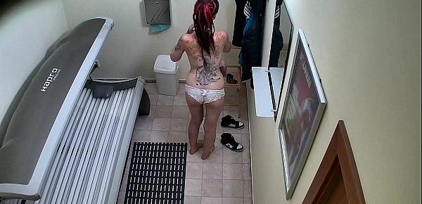  Punk Girl Secretly Masturbating in Solarium Tube